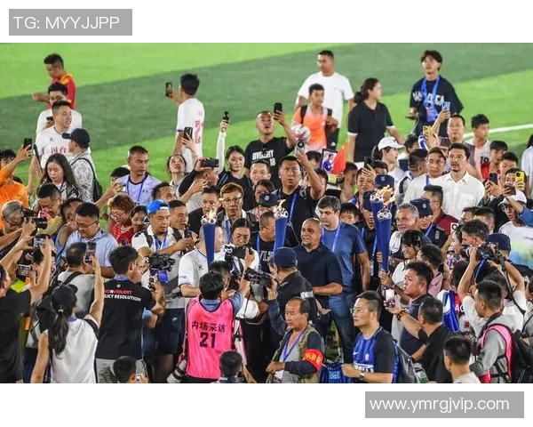 足球明星风采全景展示从球场到生活的精彩瞬间